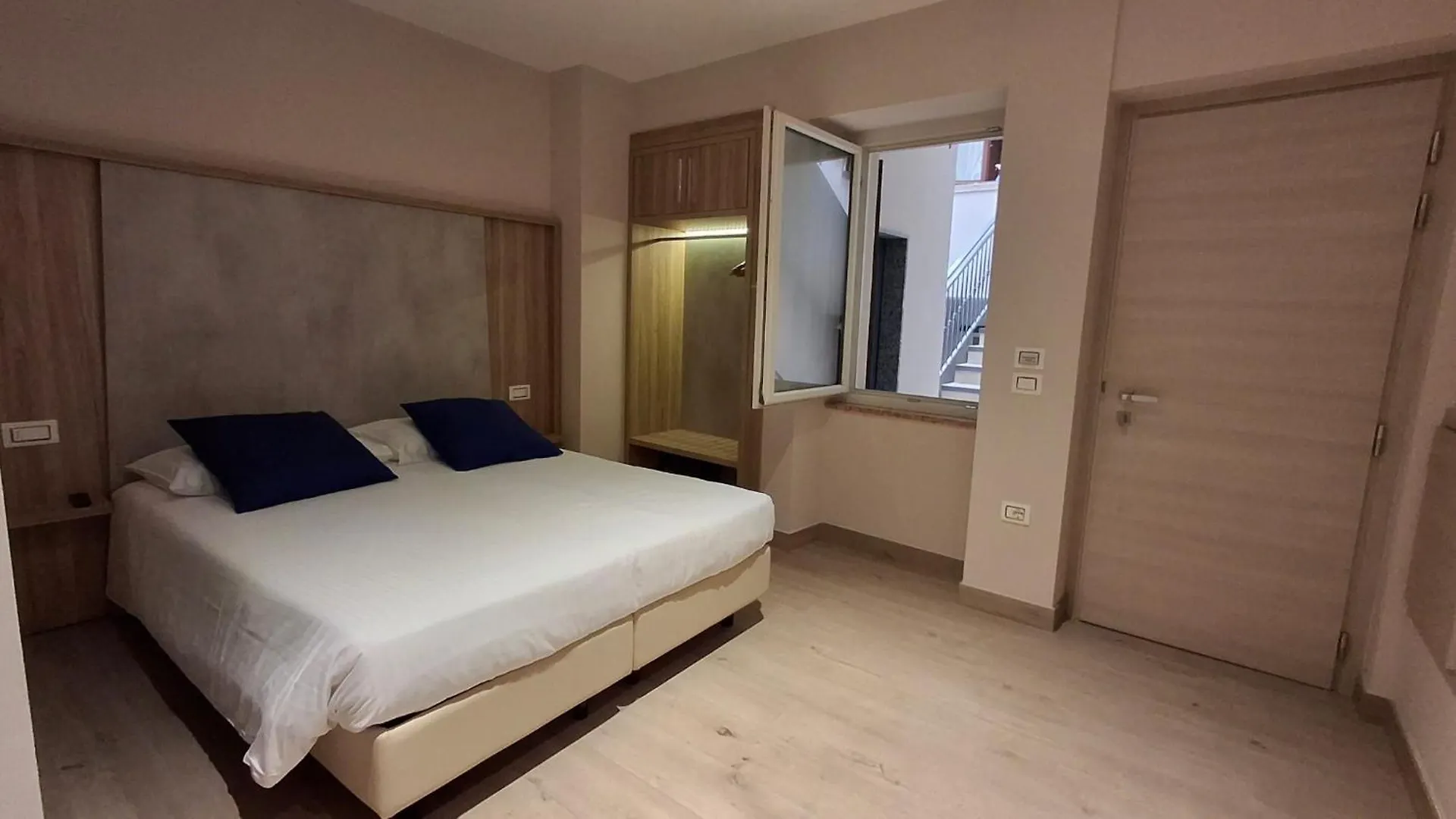 Hotel Danieli La Castellana Lago Di Garda Brenzone sul Garda 3*,  Italy